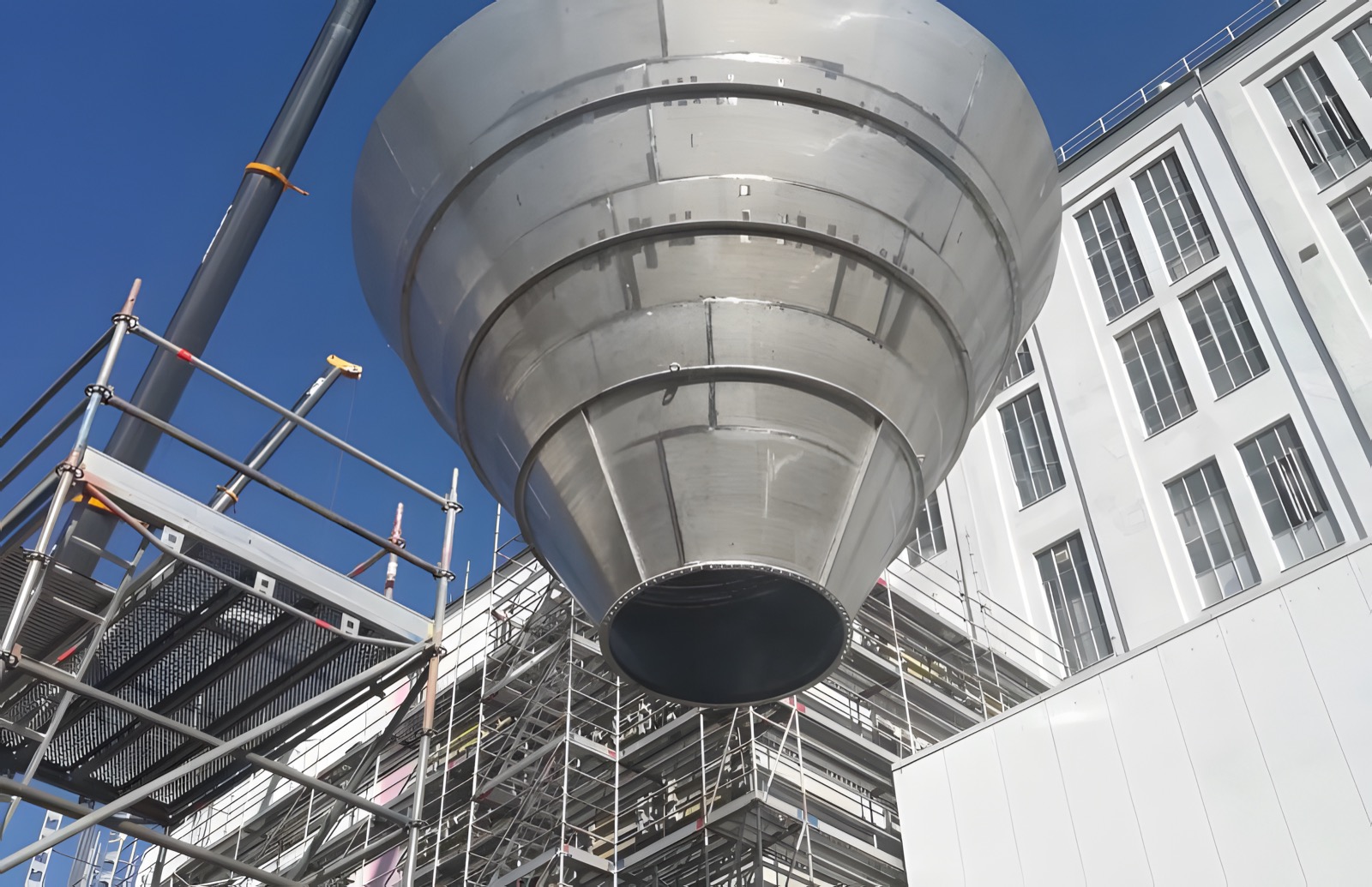 Montaż stalowego leja zbiornikowego