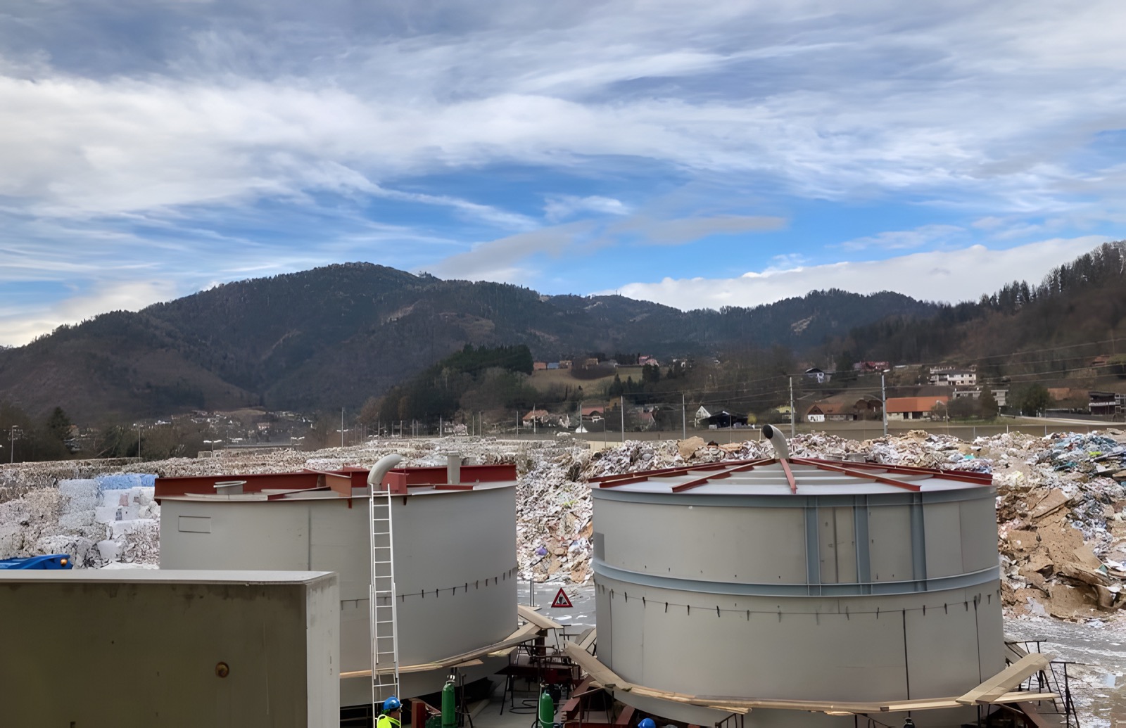 Zbiorniki zamontowane w zakładzie przemysłowym