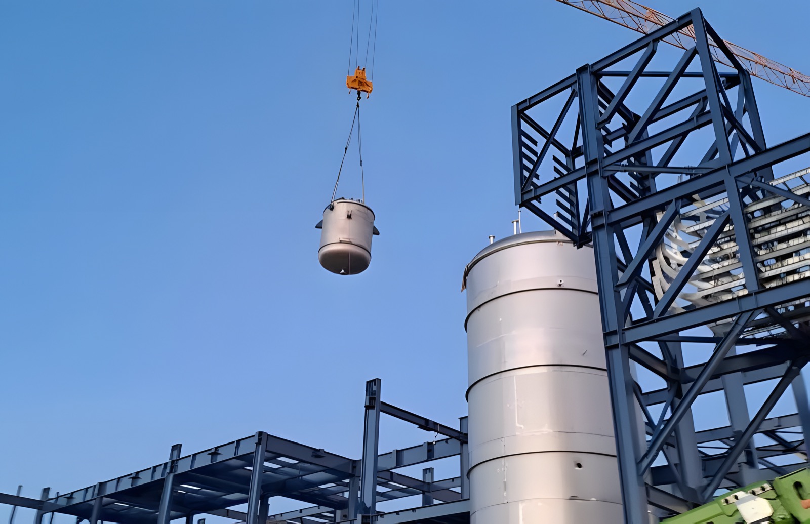 Montaż kopuły zbiornika dźwigiem na wysokości