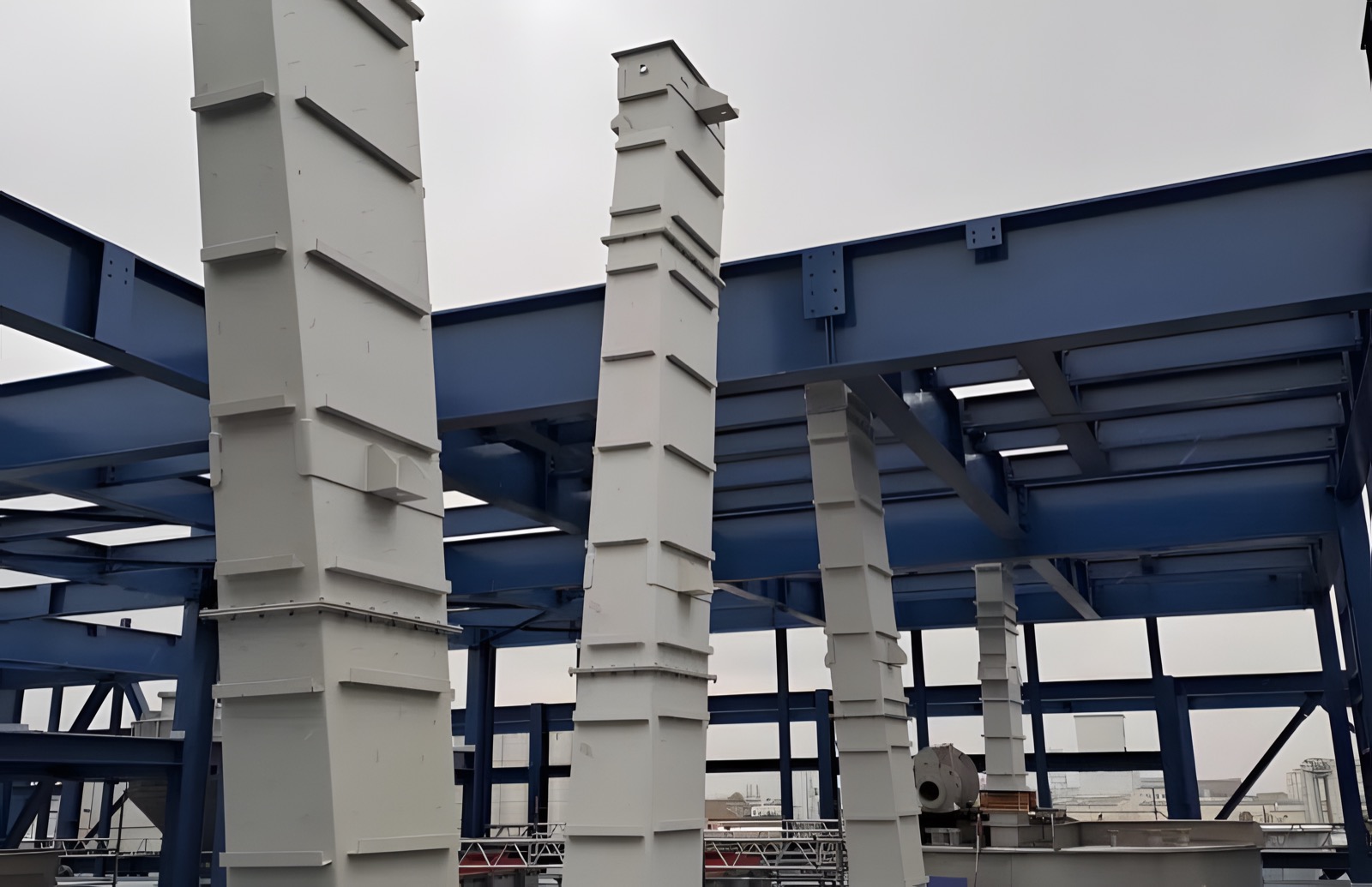 Kolumny nośne hali przemysłowej