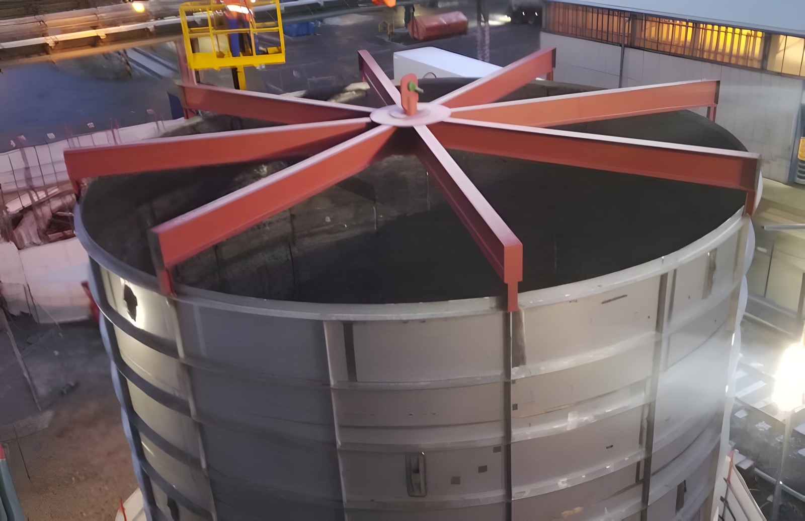 Zbiornik cylindryczny z konstrukcją wsporczą