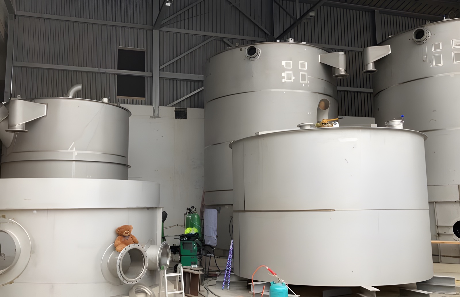 Gotowe zbiorniki ciśnieniowe z pokrywami