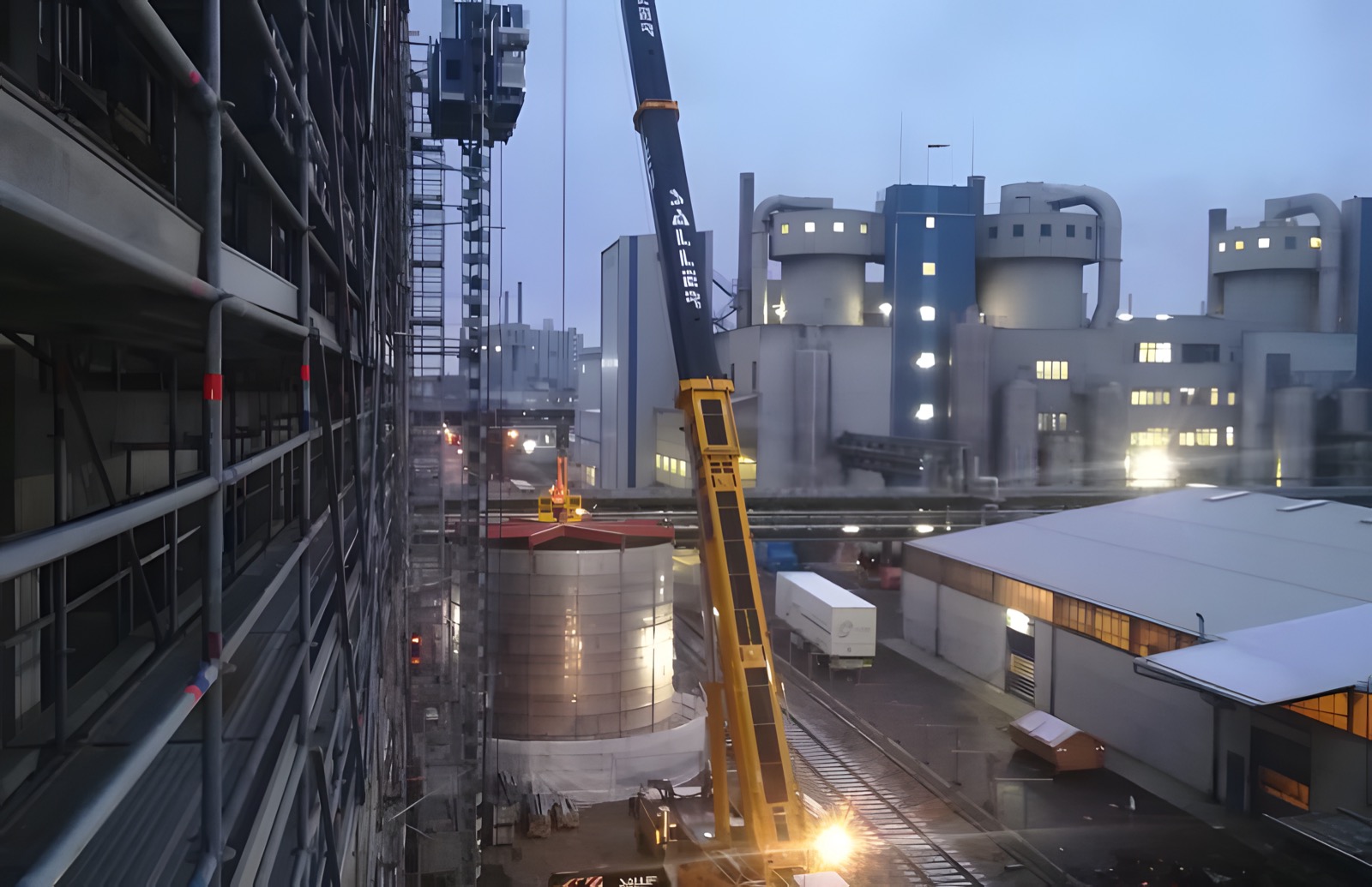 Kompleks przemysłowy BUD-INVEST o zmierzchu