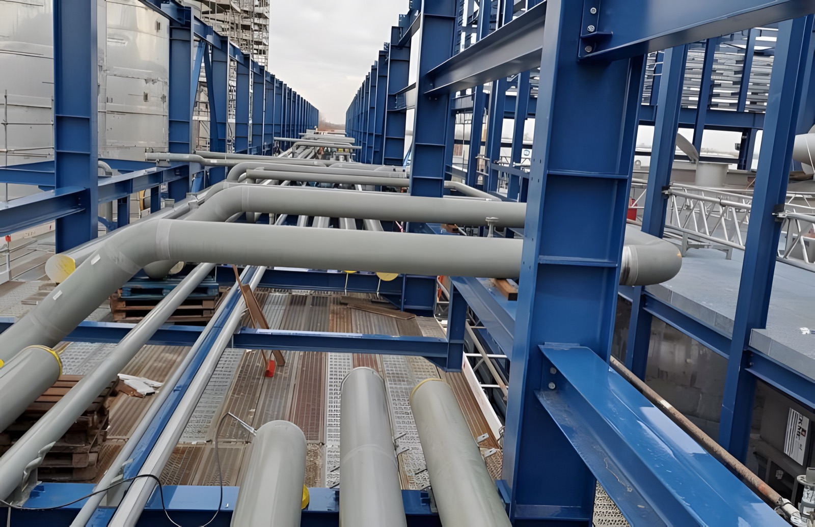 Rurociągi na stalowej estakadzie