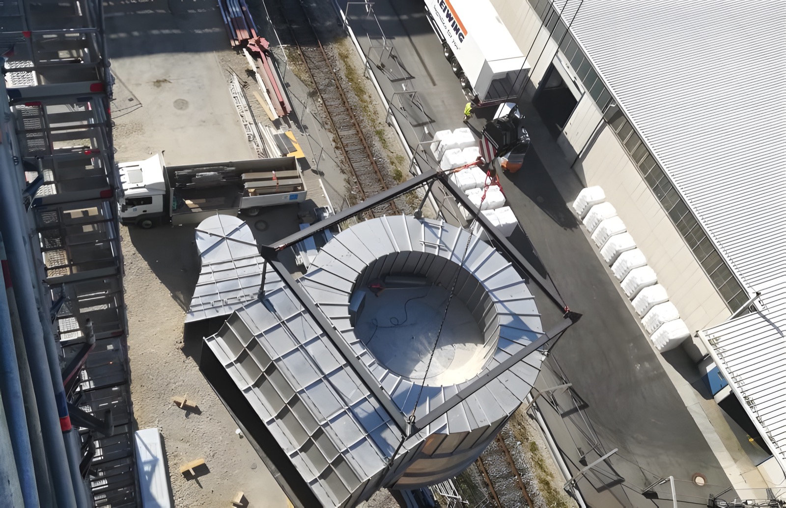 Stalowy dach zbiornika przygotowany do montażu