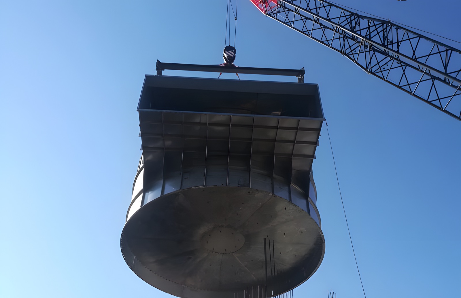 Podnoszenie dna stożkowego zbiornika