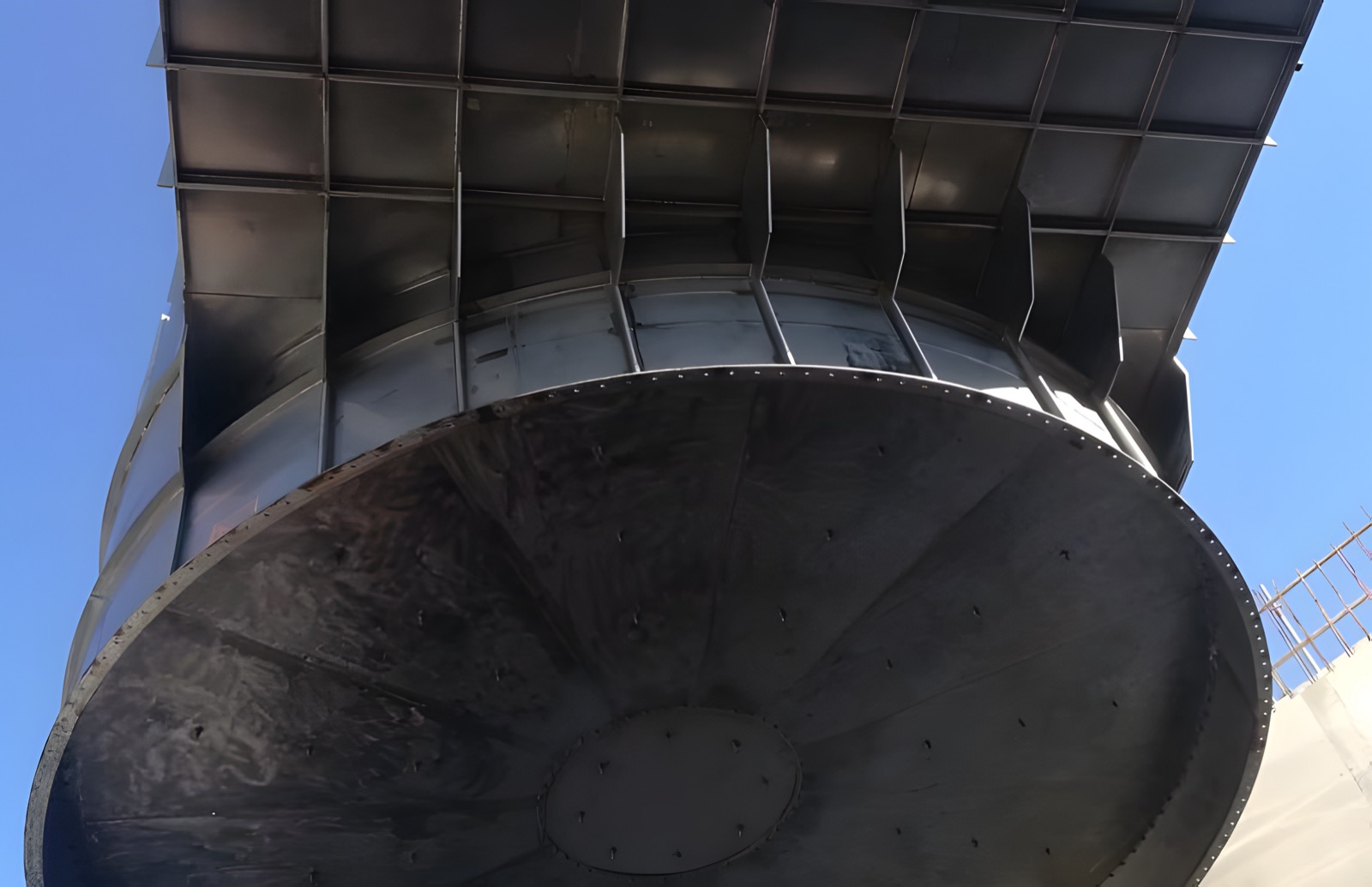 Masywny element zbiornikowy ze spawami